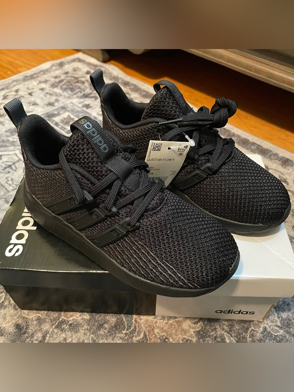 NEW adidas Kids 13K Questar Flow K Black Sneakers with Lace-Up ties
